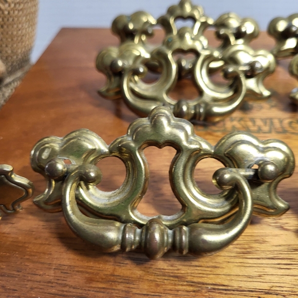 Vintage ILCO Unican Batwing Cutout Drop Bail Brass Drawer Pulls and Key Plate - Picture 3 of 16